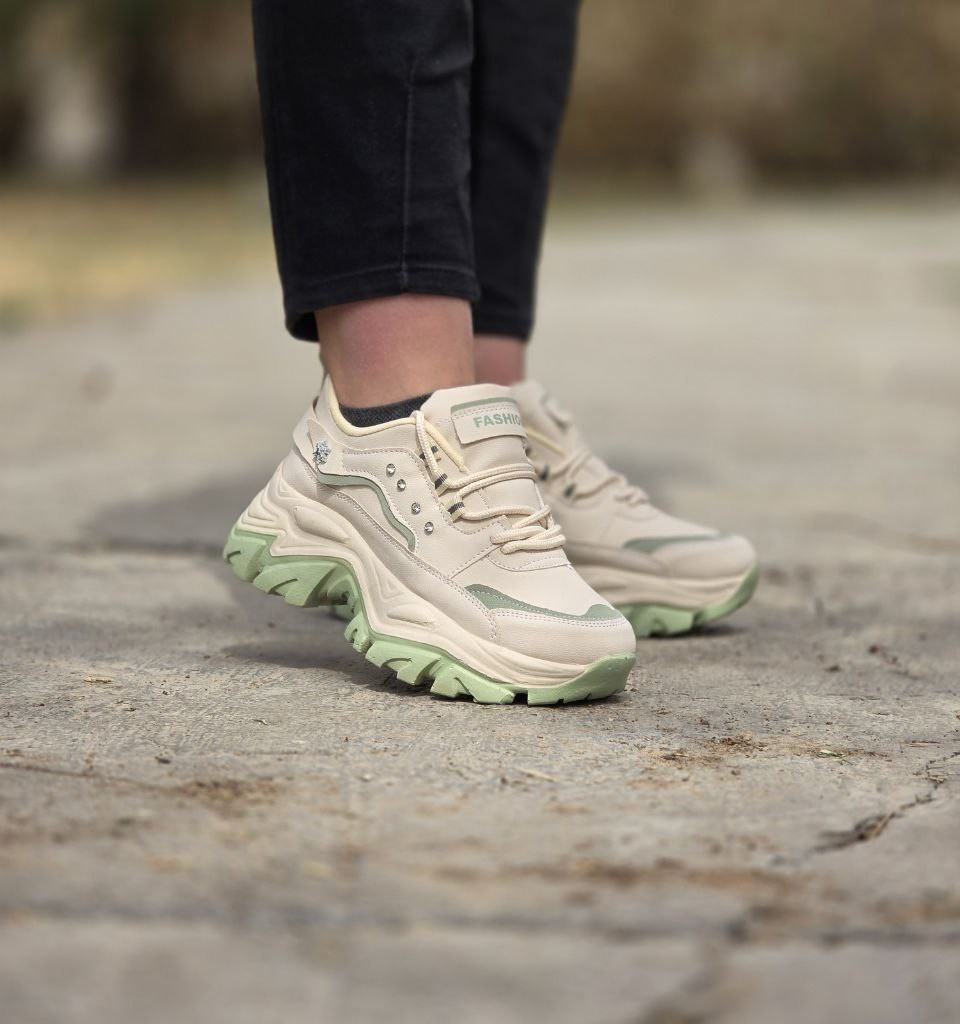 حراج بی همتا کفش کتونی اسپرت دخترانه و زنانه مدل فشیون رنگ سفید مشکی فوق العاده زیبا و جدید با ارسال رایگان