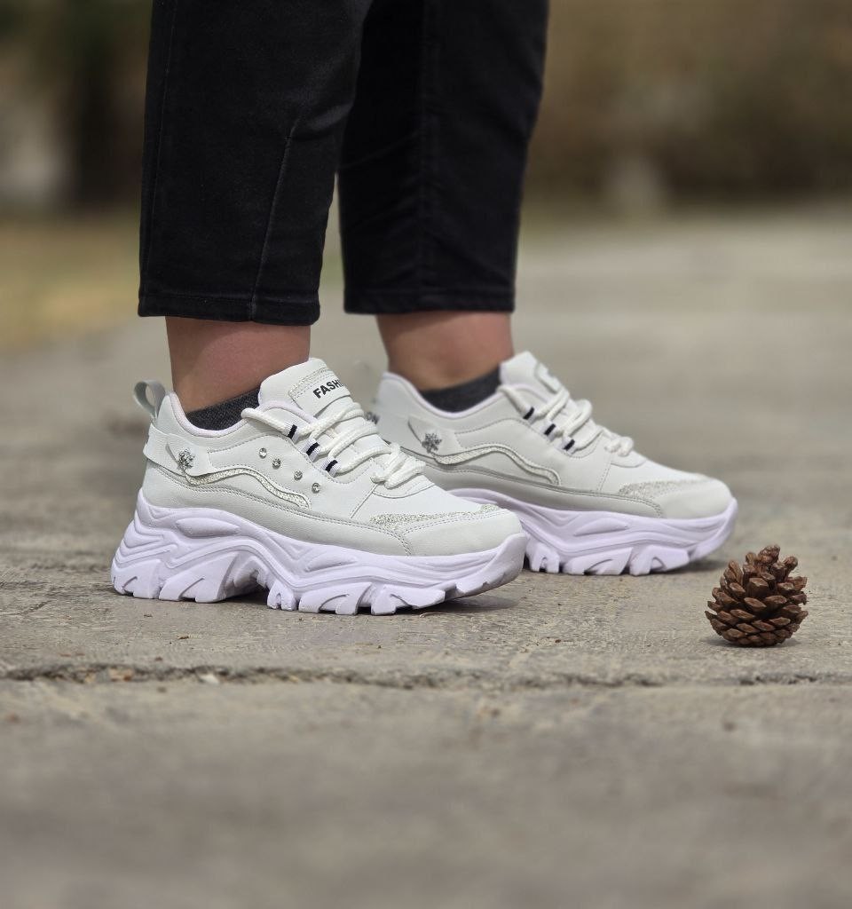 فروش جذاب کفش کتونی اسپرت دخترانه و زنانه مدل فشیون  رنگ کرم سبز بی نهایت زیبا و ترند با ارسال رایگان