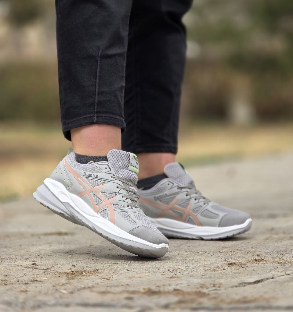 فروش بی نظیر کفش  کتونی اسپرت دخترانه زنانه مدل جدیدرامیلا آسیکس سبک و مقاوم رنگ طوسی کرم باارسال رایگان