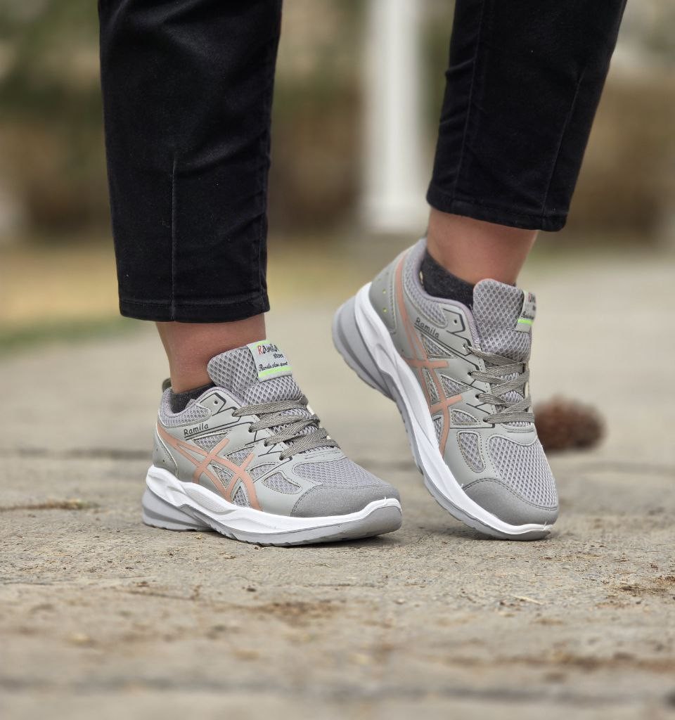 فروش ویژه کفش  کتونی اسپرت دخترانه زنانه مدل جدیدرامیلا آسیکس رنگ طوسی کرم  سبک و راحت باارسال رایگان