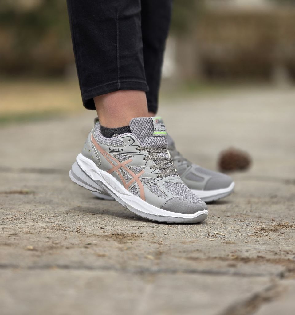 حراج استثنایی این هفته  کفش  کتونی اسپرت دخترانه زنانه مدل جدیدرامیلا آسیکس  یه کار نرم و سبک رنگ طوسی کرم باارسال رایگان