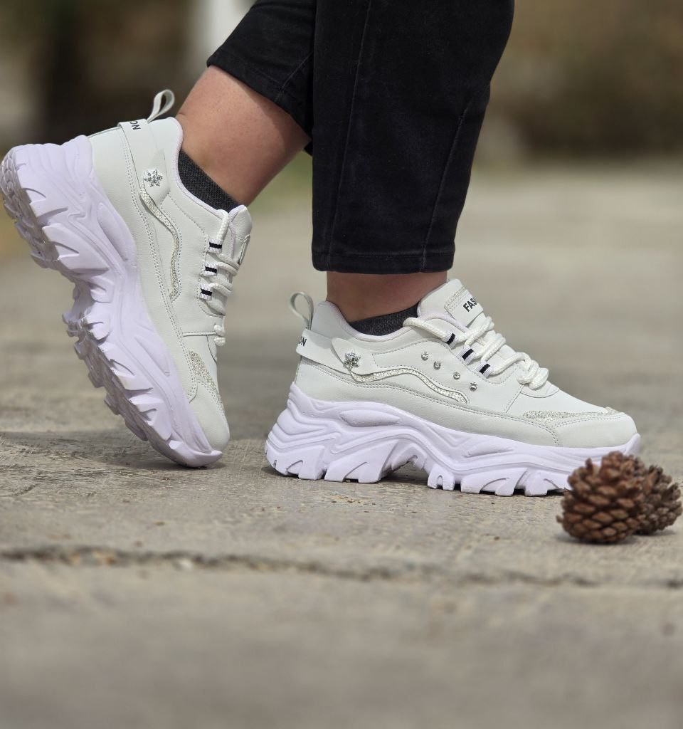 حراج خاص کفش کتونی اسپرت دخترانه و زنانه مدل  فشیون نگینی یه مدل بسیار پرطرفدار رنگ سفید  با ارسال رایگان