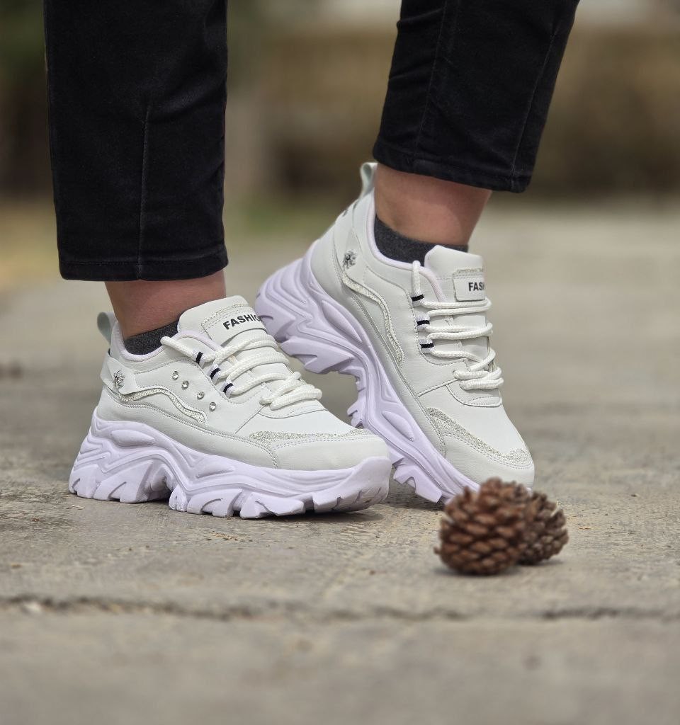 حراج خاص کفش کتونی اسپرت دخترانه و زنانه مدل  فشیون نگینی یه مدل بسیار پرطرفدار رنگ سفید  با ارسال رایگان