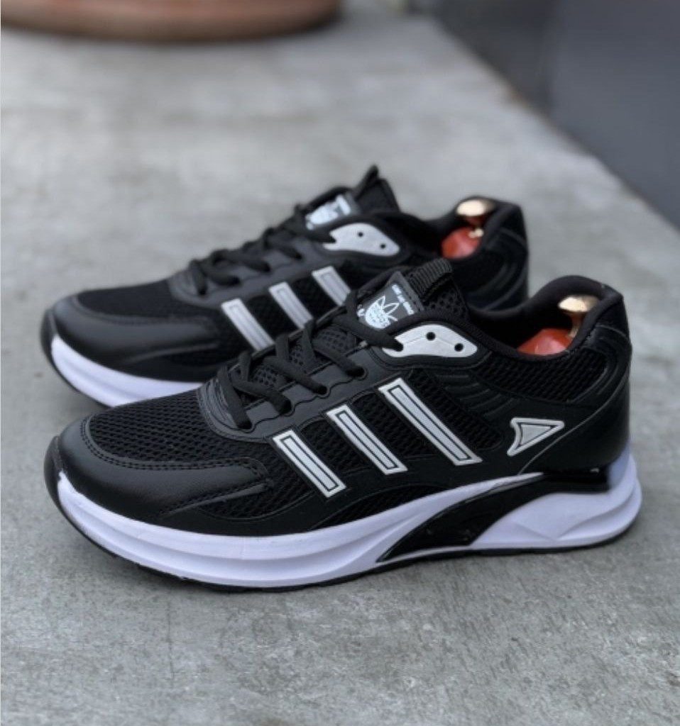 حراج واقعی کفش  مردانه  پسرانه مدل  ادیداس نرم و راحت رنگ مشکی سفید  باارسال رایگان