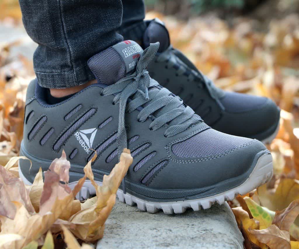 حرااا ج استثنایی کفش  اسپرت مردانه پسرانه مدل ریبوک زیره  پیو تزریق جنس فوق العاده عالی   سورمه ای با ارسال رایگان