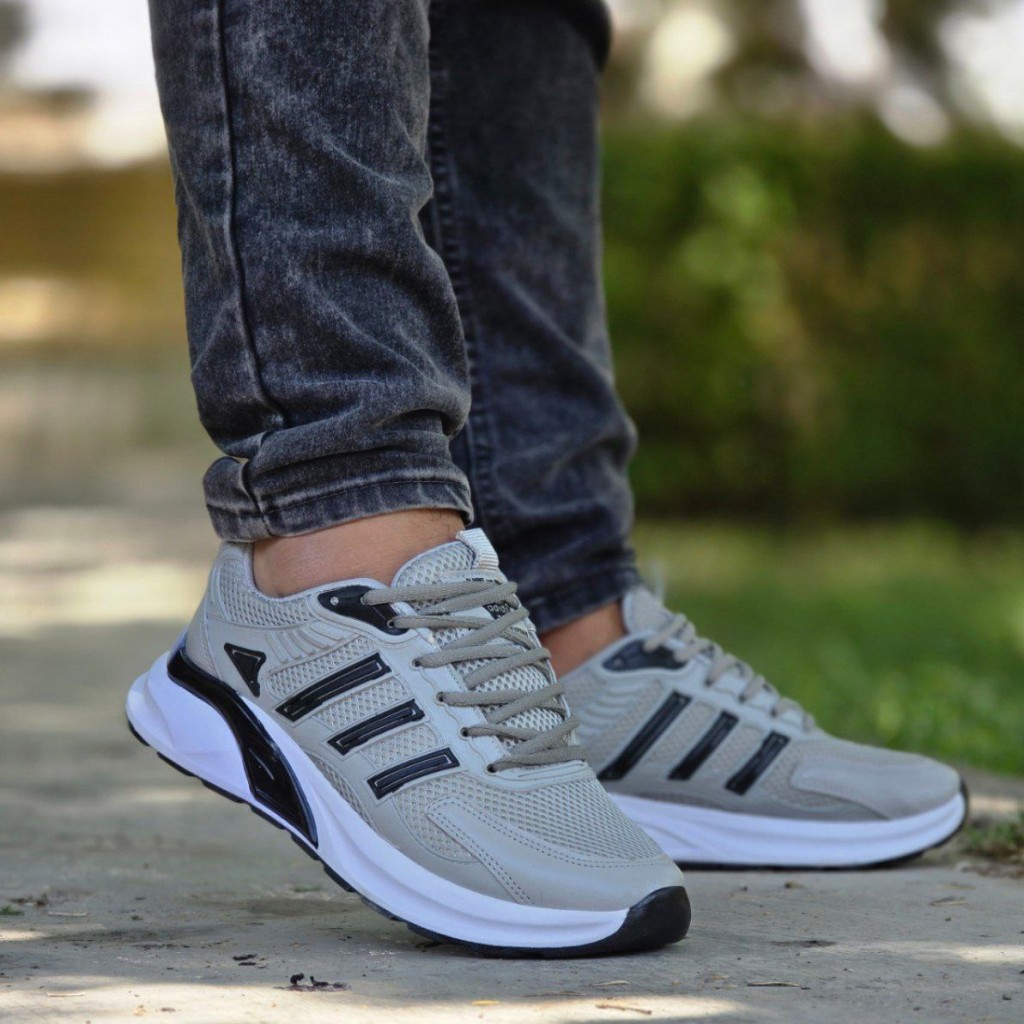 تخفیف فوق العاده   کفش اسپرت مردانه  و پسرانه مدل آدیداس رنگ سفید  طوسی  راحت   با ارسال رایگان