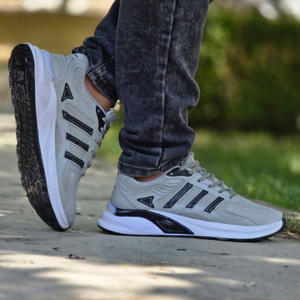 تخفیف فوق العاده   کفش اسپرت مردانه  و پسرانه مدل آدیداس رنگ سفید  طوسی  راحت   با ارسال رایگان