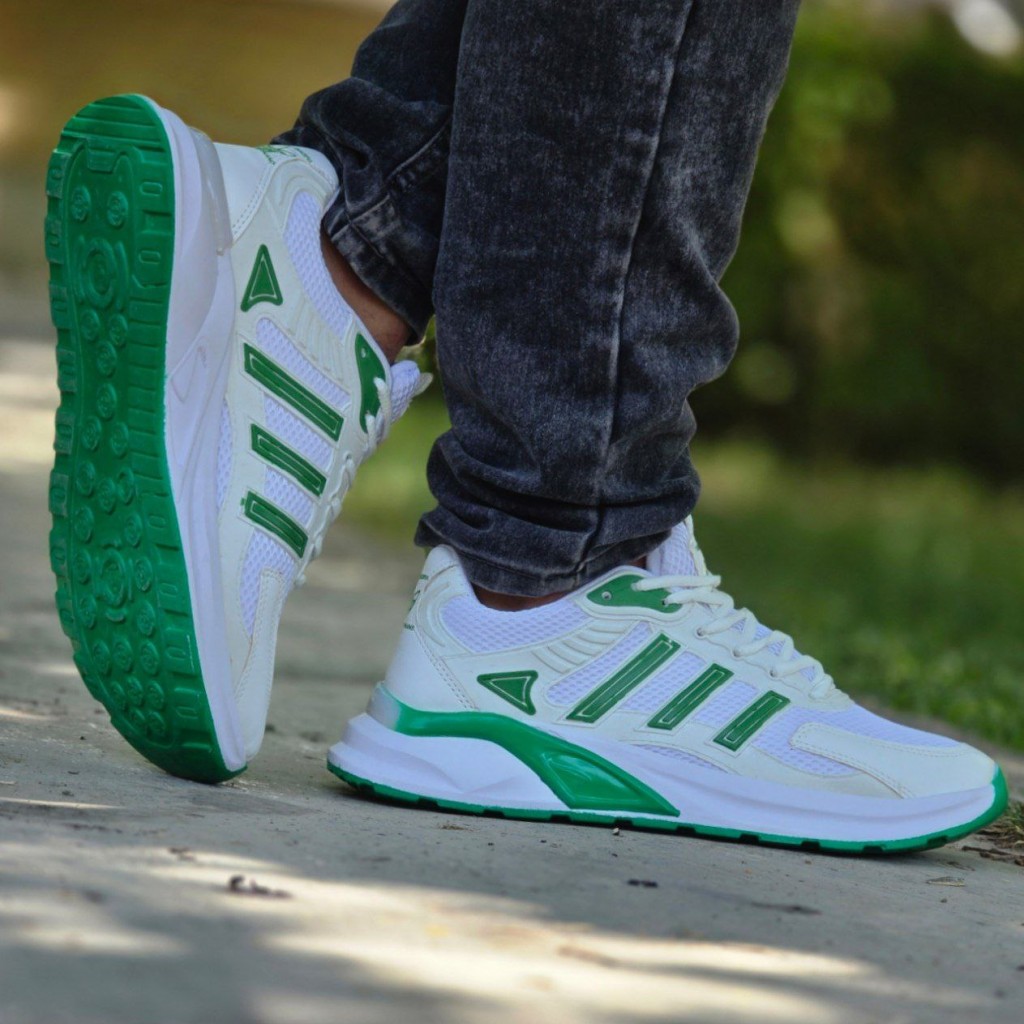 تخفیف فوق العاده   کفش اسپرت مردانه  و پسرانه مدل آدیداس رنگ سفید  طوسی  راحت   با ارسال رایگان