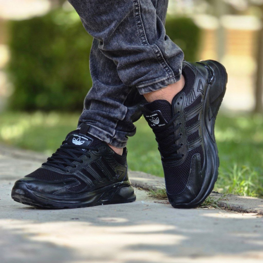 حراج خاص  کفش اسپرت مردانه  و پسرانه مدل آدیداس  شیک و خاص رنگ طوسی مشکی   با ارسال رایگان