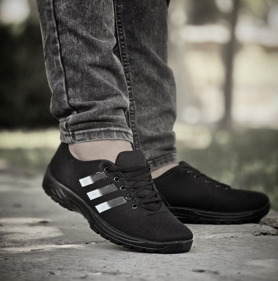 حراج واقعی کفش  مردانه  پسرانه مدل  ادیداس نرم و راحت رنگ مشکی سفید  باارسال رایگان