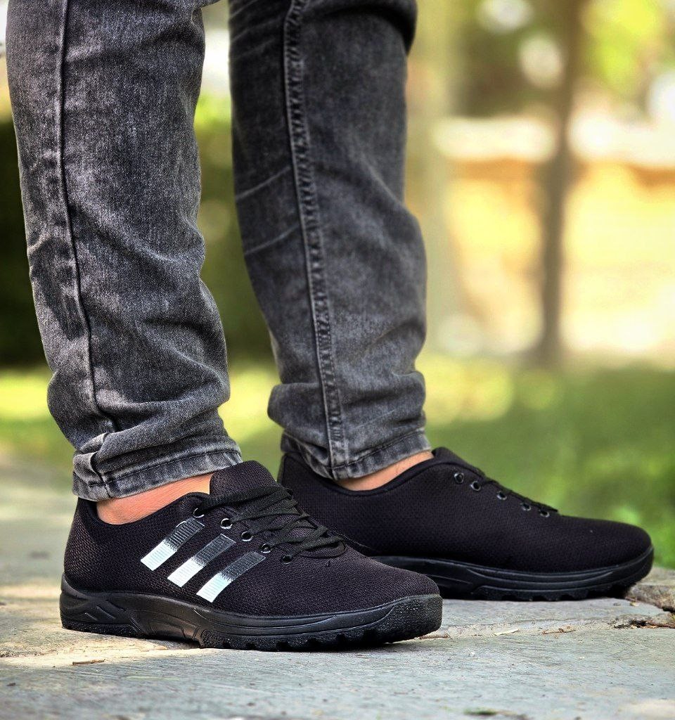 حراج واقعی کفش  مردانه  پسرانه مدل  ادیداس نرم و راحت رنگ مشکی سفید  باارسال رایگان