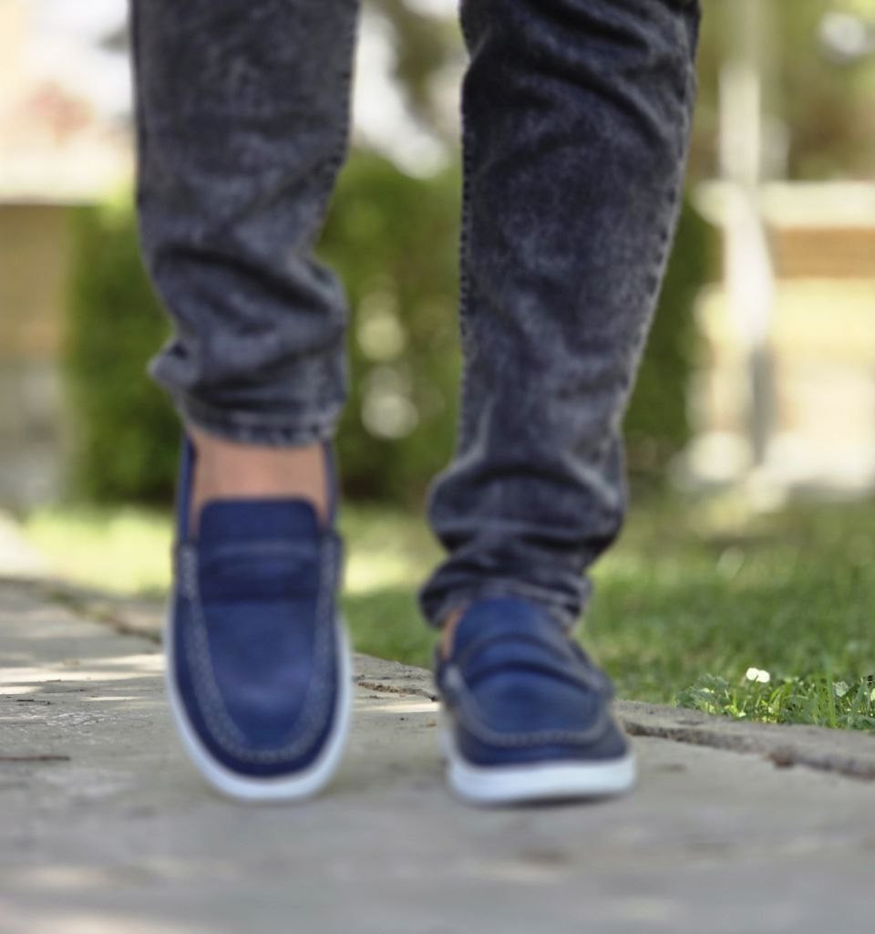 فروش ویژه کفش کالج مردانه پسرانه سبک و راحت  رنگ ابی   با ارسال رایگان