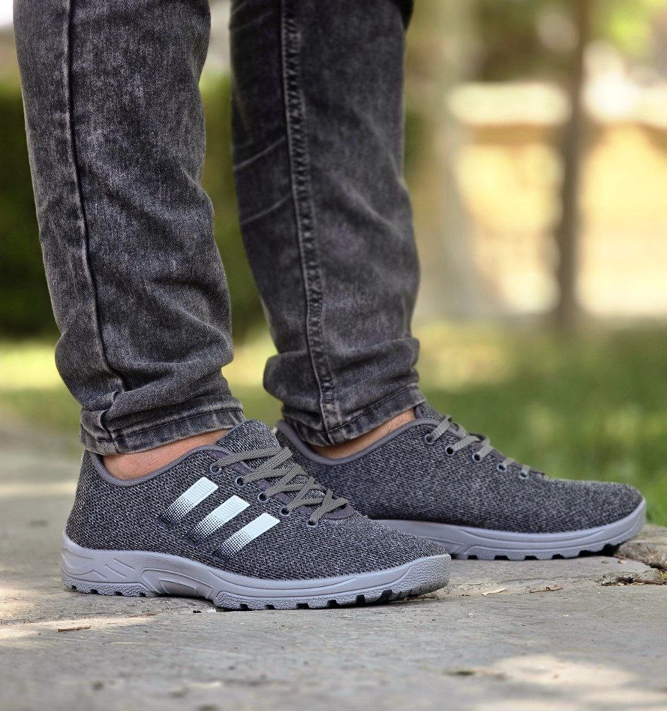 فروش ویژه کفش  مردانه  پسرانه مدل  ادیداس شیک و جدید رنگ طوسی مشکی  باارسال رایگان