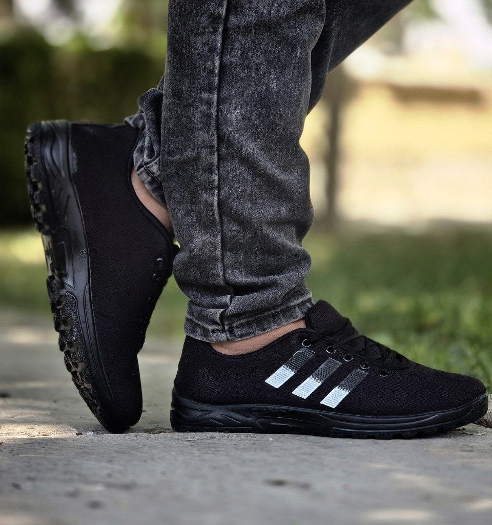 فروش فوق العاده کفش  مردانه  پسرانه مدل  ادیداس شیک و جدید رنگ طوسی  باارسال رایگان