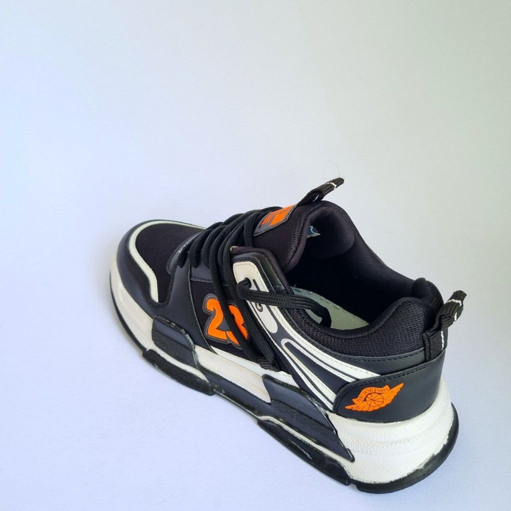 حراج شگفت انگیز   کفش اسپرت مردانه و پسرانه مدل جردن 23 راحت و شیک  رنگ مشکی نارنجی  زیره سفید  با ارسال رایگان