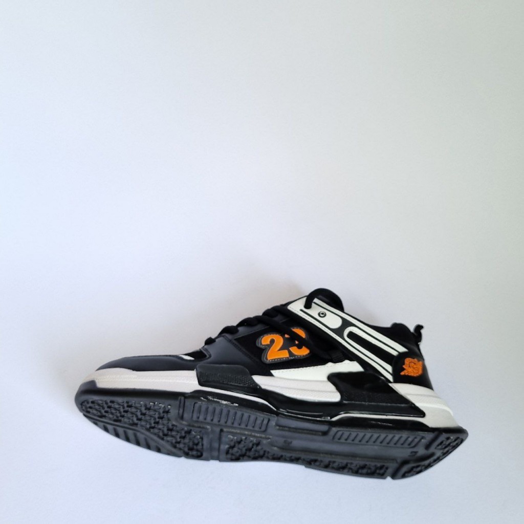 حراج شگفت انگیز   کفش اسپرت مردانه و پسرانه مدل جردن 23 راحت و شیک  رنگ مشکی نارنجی  زیره سفید  با ارسال رایگان