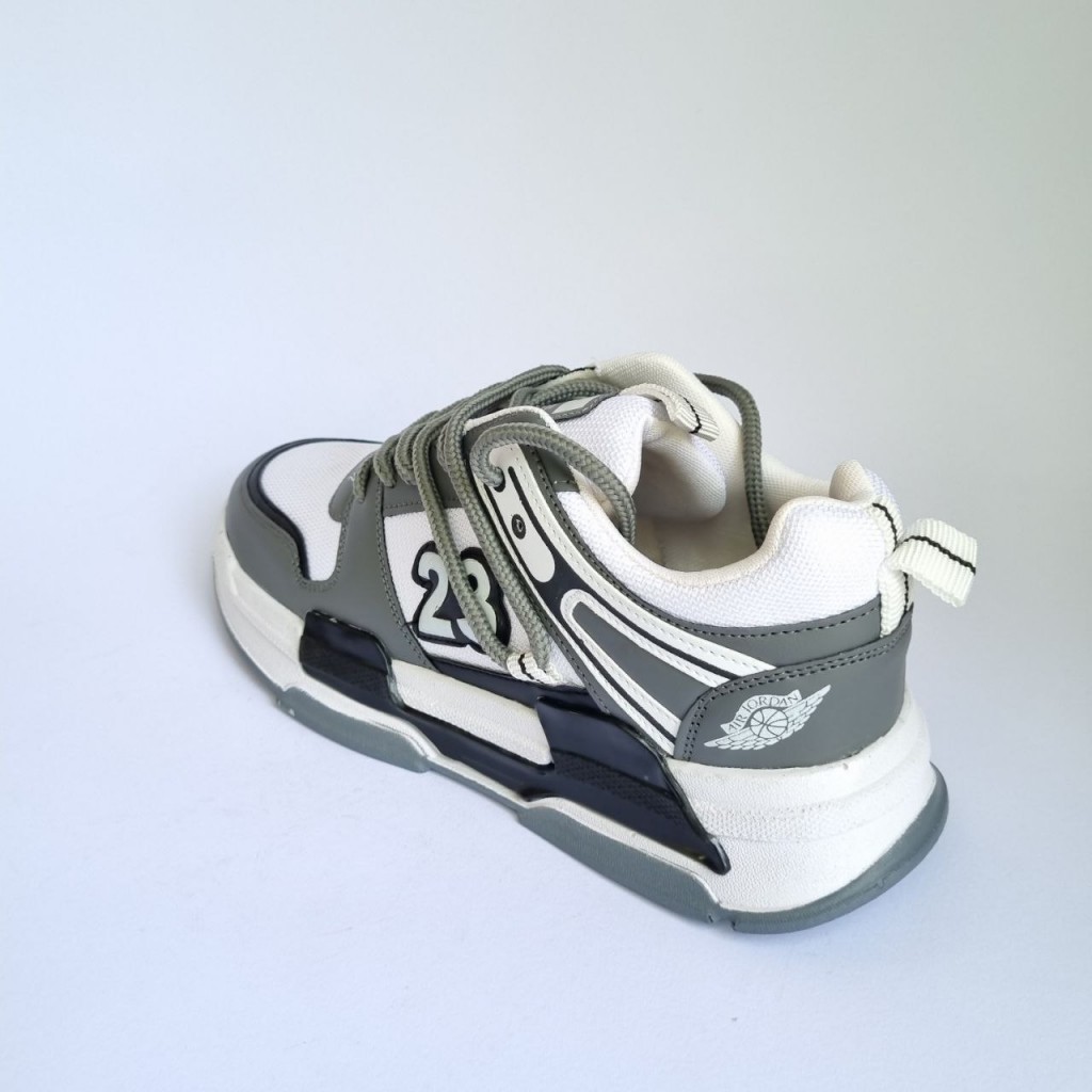 فروش جدید  کفش اسپرت مردانه و پسرانه مدل جردن 23  نرم و مقاوم رنگ طوسی سفید مشکی  خاص