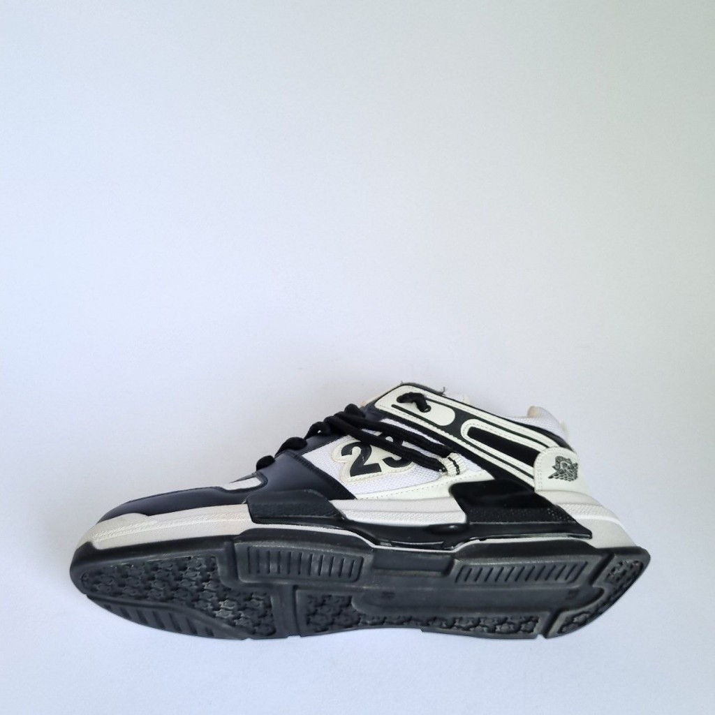 فروش جدید  کفش اسپرت مردانه و پسرانه مدل جردن 23  نرم و مقاوم رنگ طوسی سفید مشکی  با ارسال رایگان