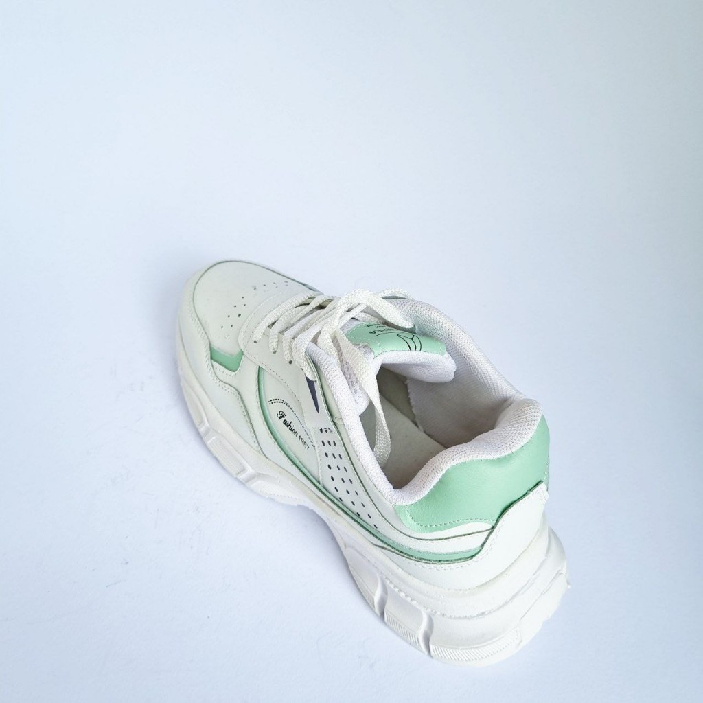 فروش استثنایی کفش کتونی اسپرت دخترانه و زنانه مدل  فشیون نگینی  شیک و دلبر رنگ سفید  با ارسال رایگان