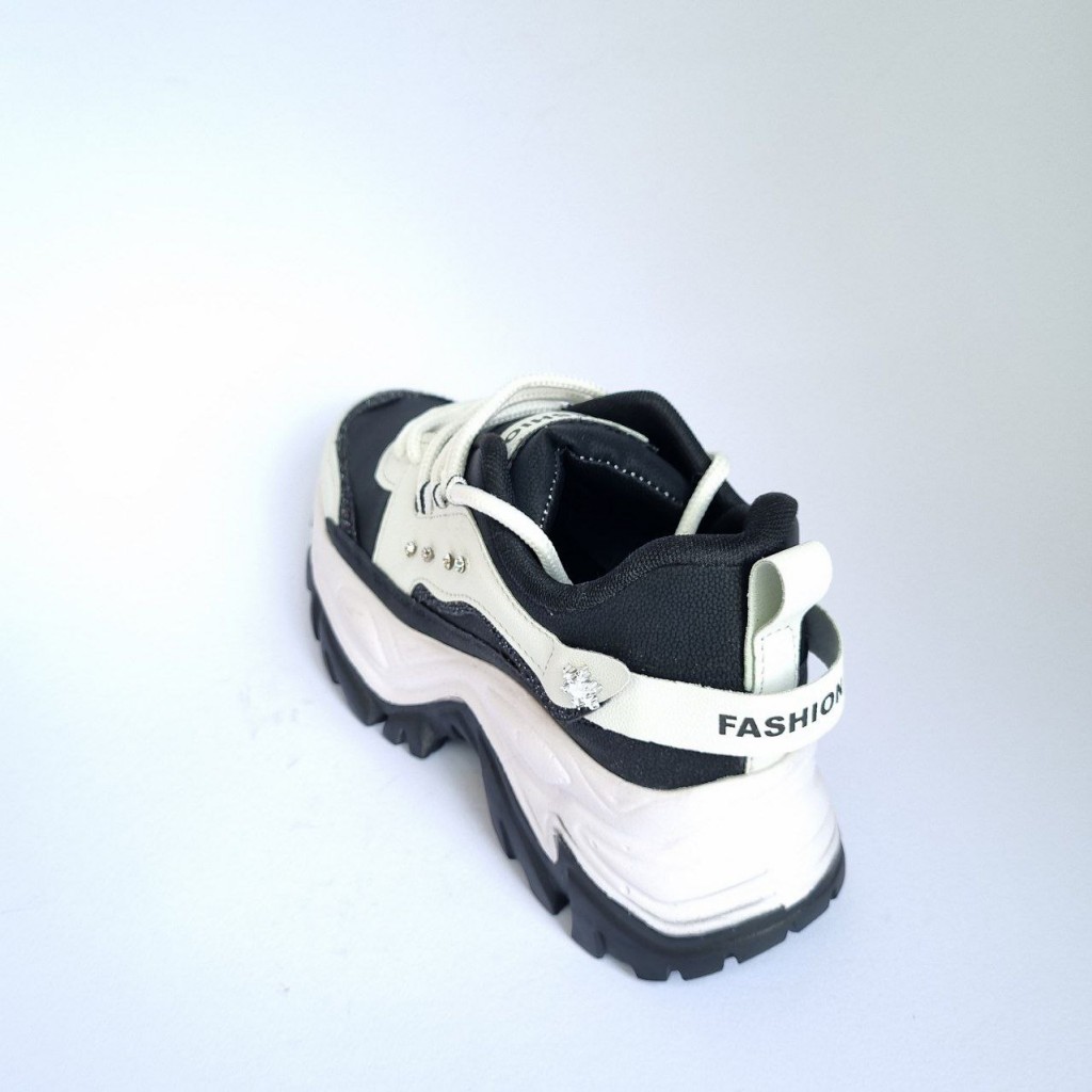 حراج بی همتا کفش کتونی اسپرت دخترانه و زنانه مدل فشیون رنگ سفید مشکی فوق العاده زیبا و جدید با ارسال رایگان