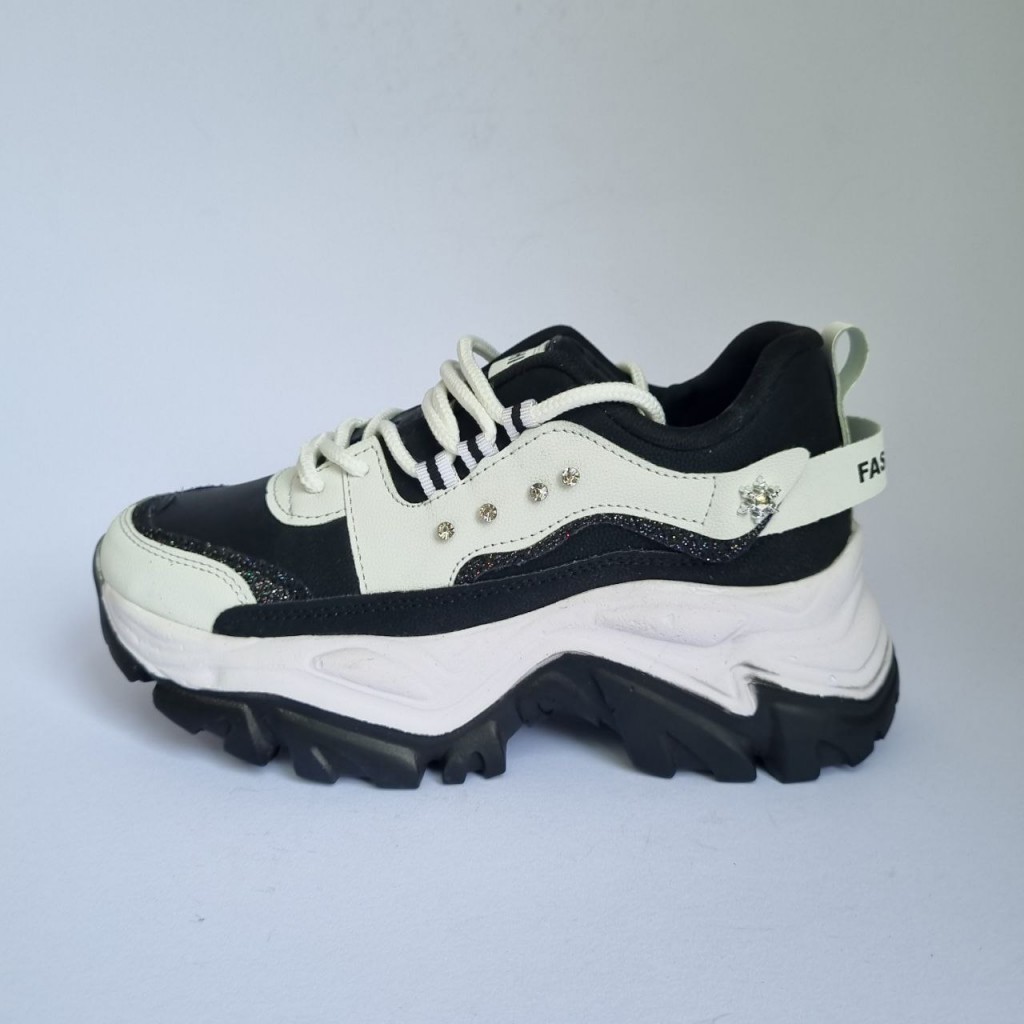 حراج بی همتا کفش کتونی اسپرت دخترانه و زنانه مدل فشیون زیبا و جذاب  رنگ سفید مشکی شیک