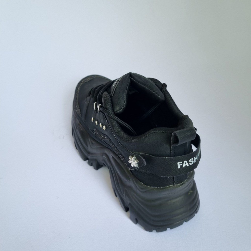 حراج بی همتا کفش کتونی اسپرت دخترانه و زنانه مدل فشیون زیبا و جذاب  رنگ سفید مشکی با ارسال رایگان