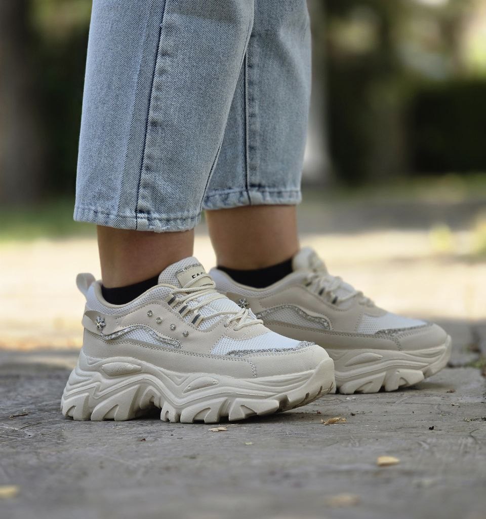 حراج ویژه کفش کتونی اسپرت دخترانه و زنانه فشیون مدل نگینی شیک و راحت رنگ کرم زیره مشکی  با ارسال رایگان