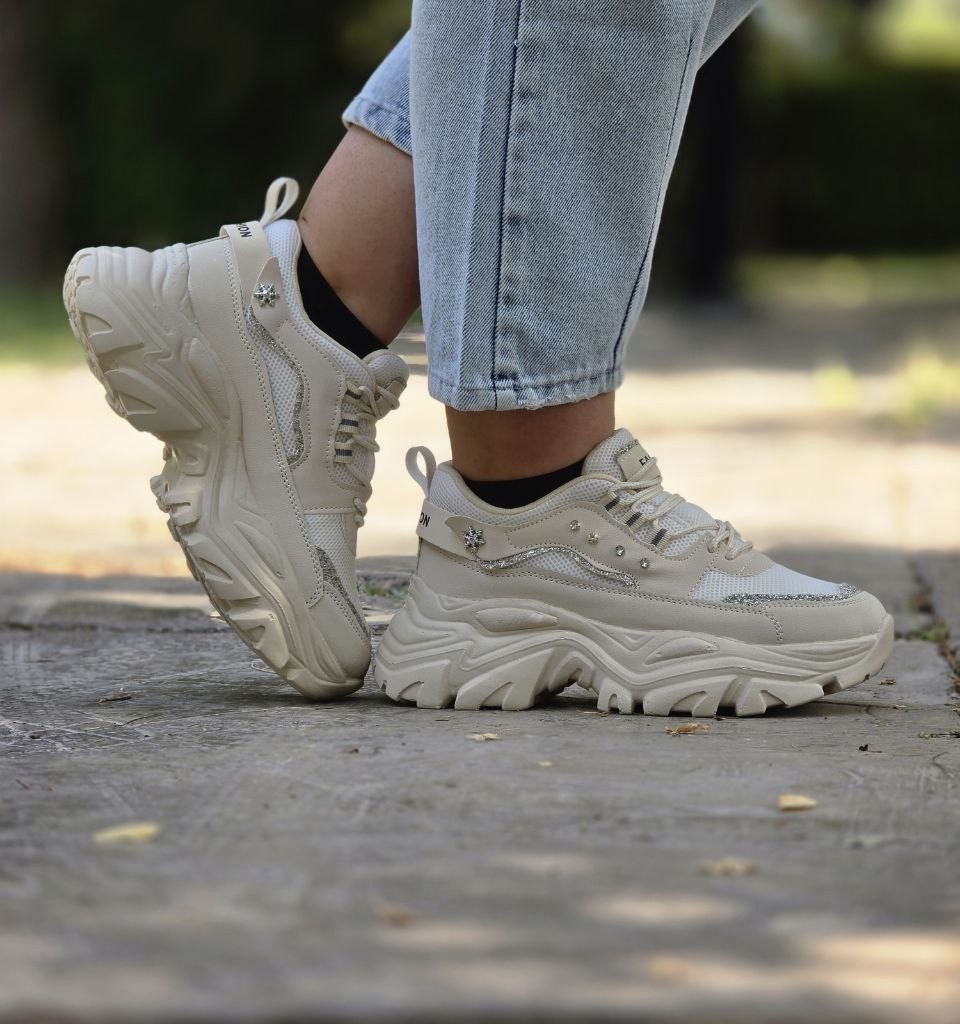 حراج ویژه کفش کتونی اسپرت دخترانه و زنانه فشیون مدل نگینی شیک و راحت رنگ کرم زیره مشکی  با ارسال رایگان