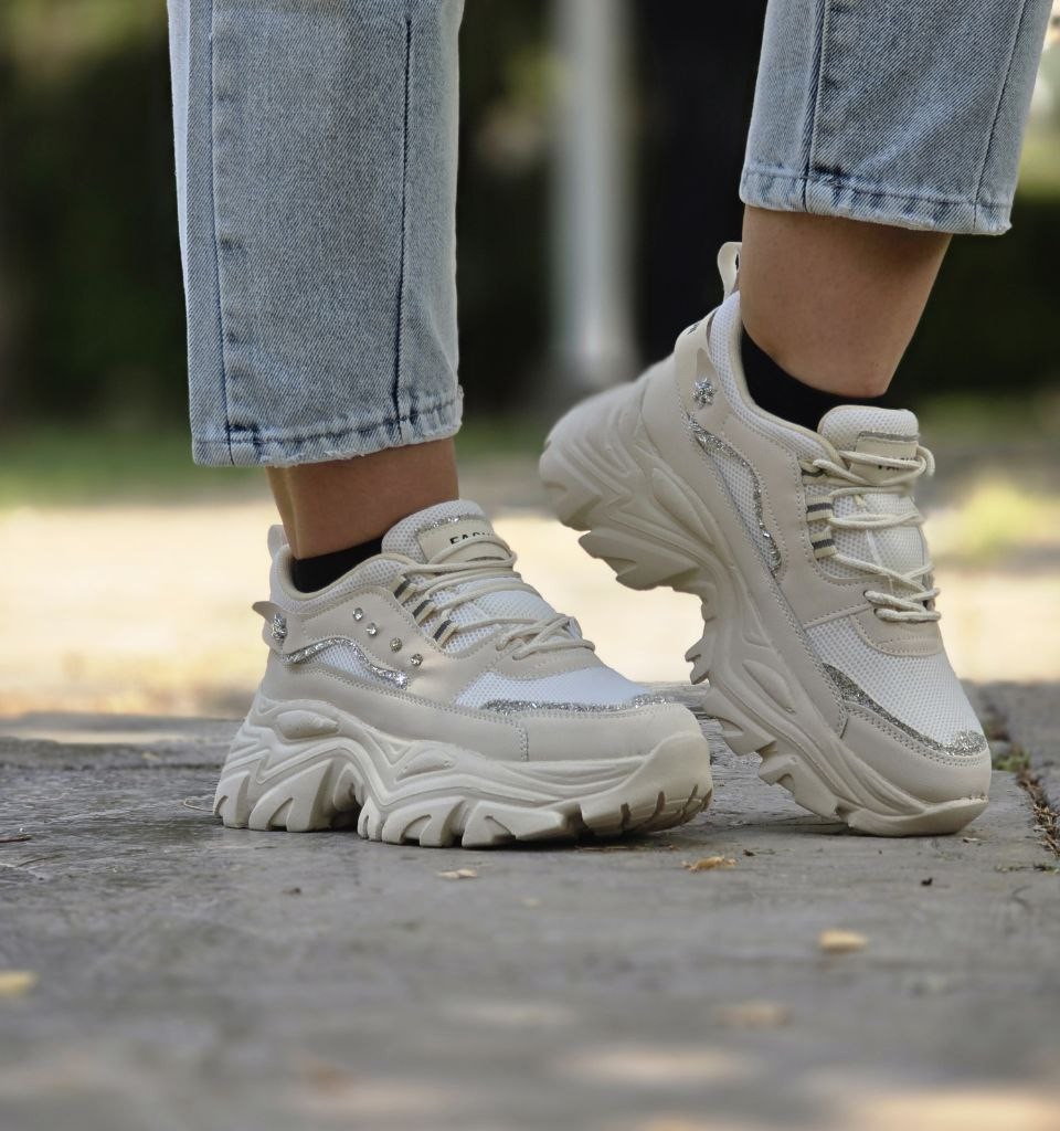 فروش هیجان انگیز کفش کتونی اسپرت دخترانه و زنانه فشیون مدل نگینی پرطرفدار رنگ کرمی تمام  پرفروش