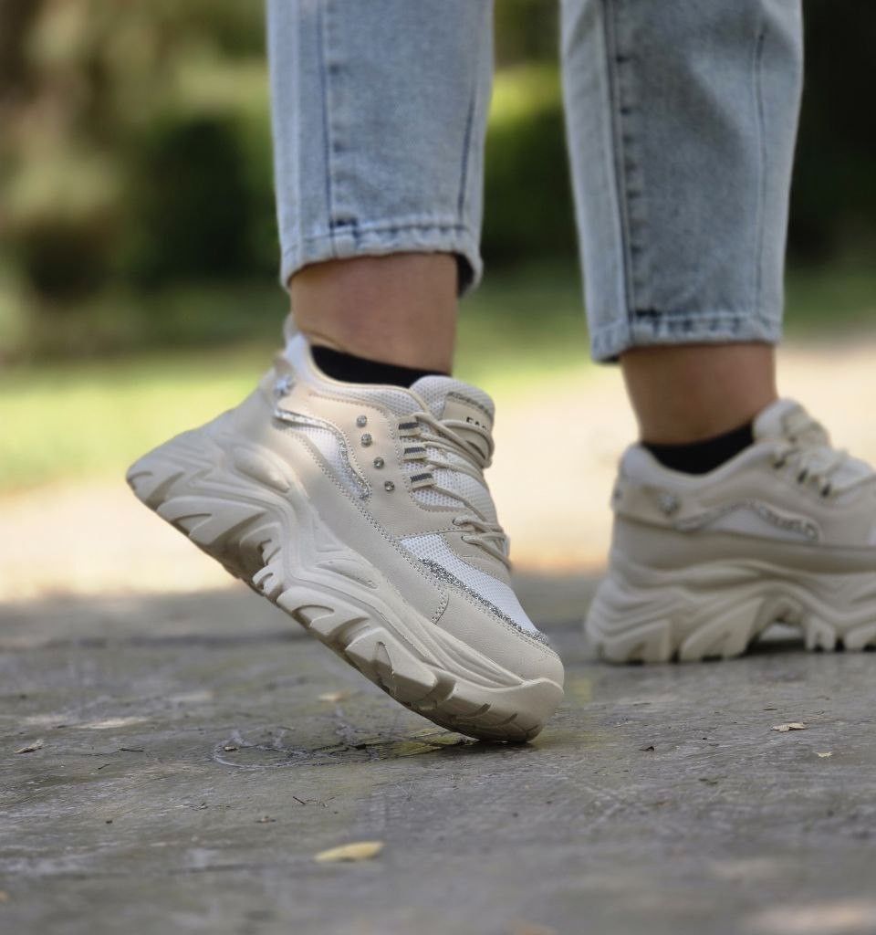 حراج ویژه کفش کتونی اسپرت دخترانه و زنانه فشیون مدل نگینی شیک و راحت رنگ کرم زیره مشکی  با ارسال رایگان