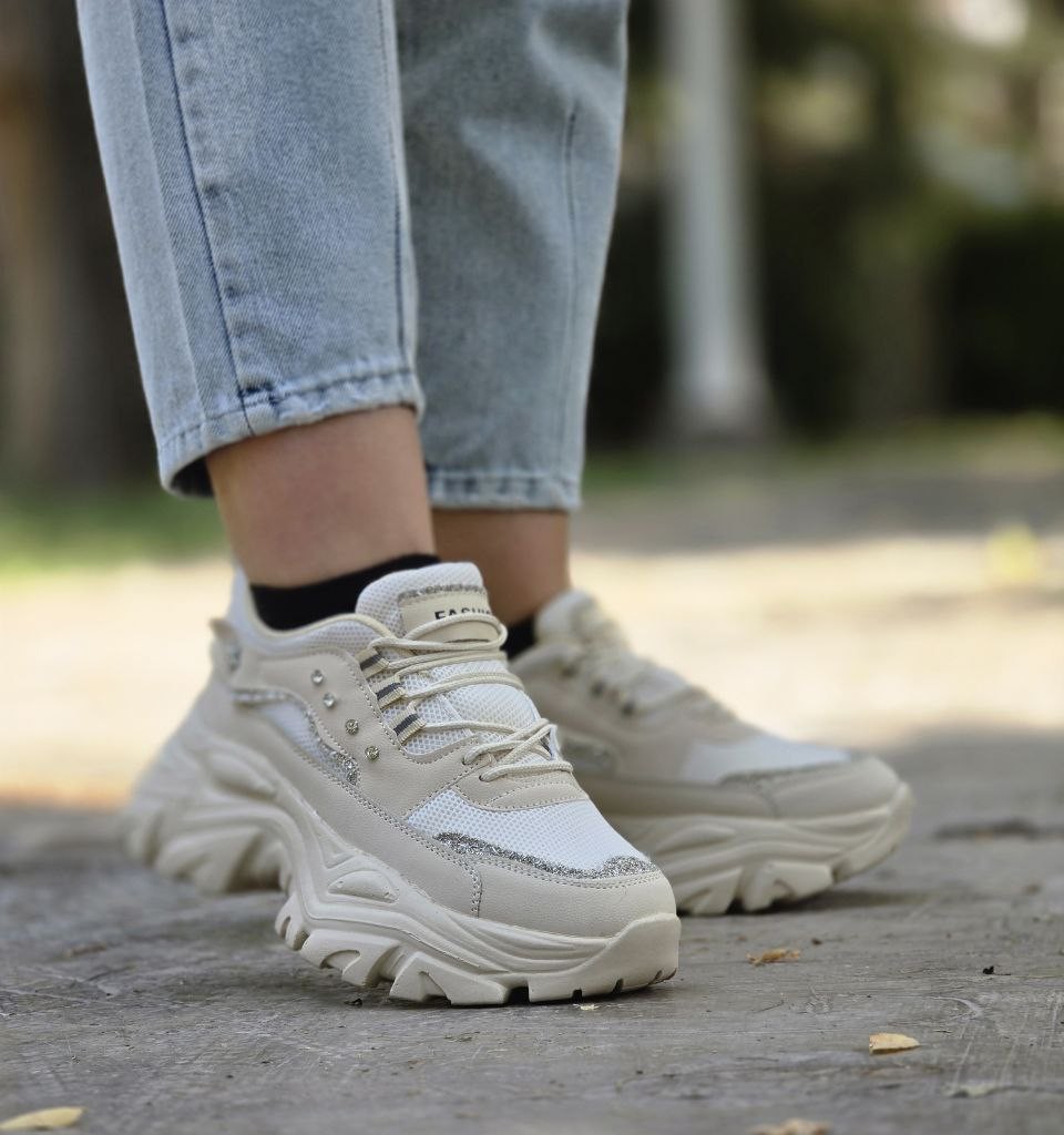 حراج ویژه کفش کتونی اسپرت دخترانه و زنانه فشیون مدل نگینی شیک و راحت رنگ کرم زیره مشکی  با ارسال رایگان