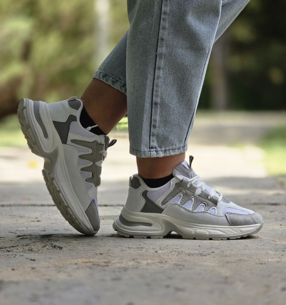 حراج بی نظیر کفش کتونی اسپرت دخترانه و زنانه مدل فشیون مقاوم و جذاب رنگ  سفید کرم با ارسال رایگان