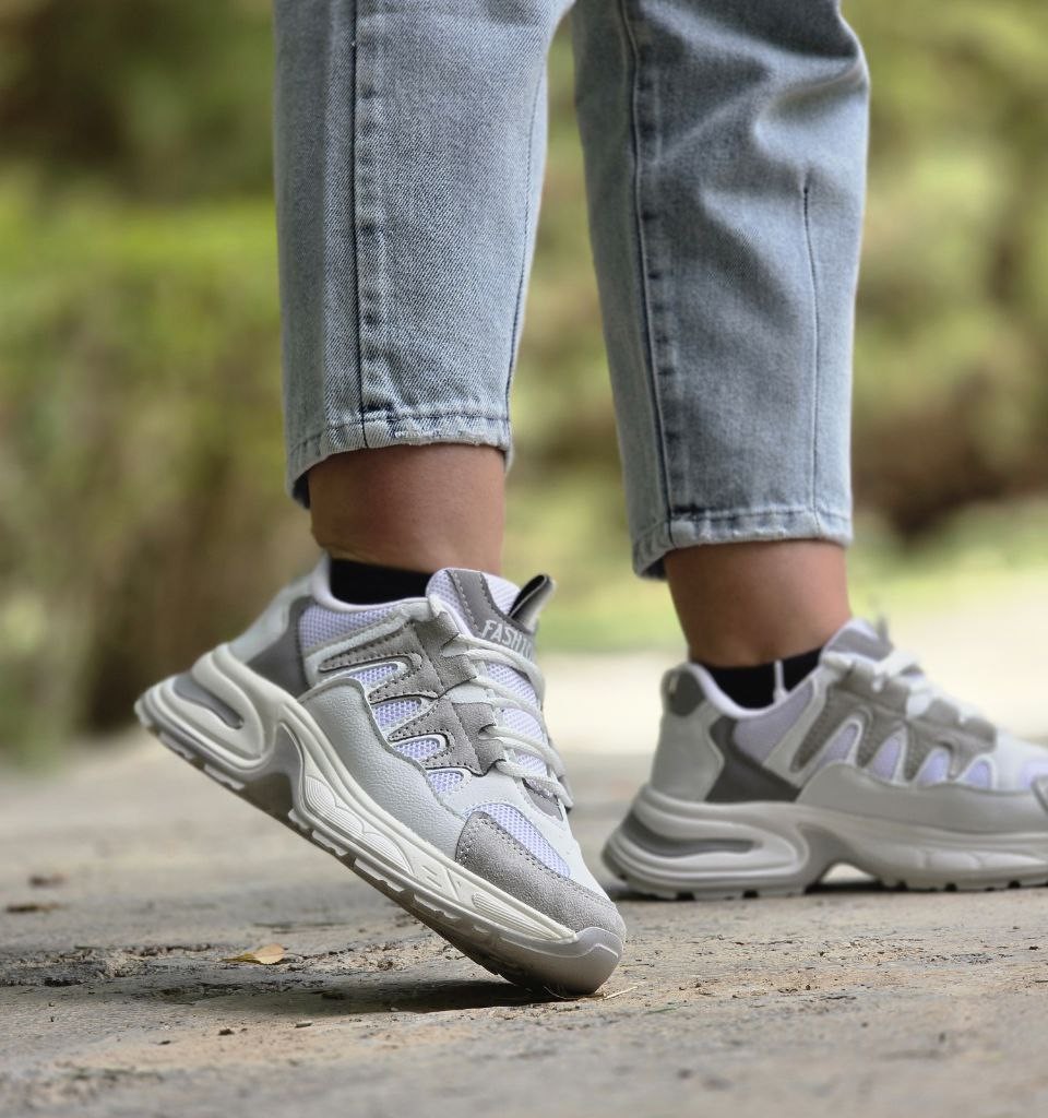 حراج بی نظیر کفش کتونی اسپرت دخترانه و زنانه مدل فشیون مقاوم و جذاب رنگ  سفید کرم با ارسال رایگان