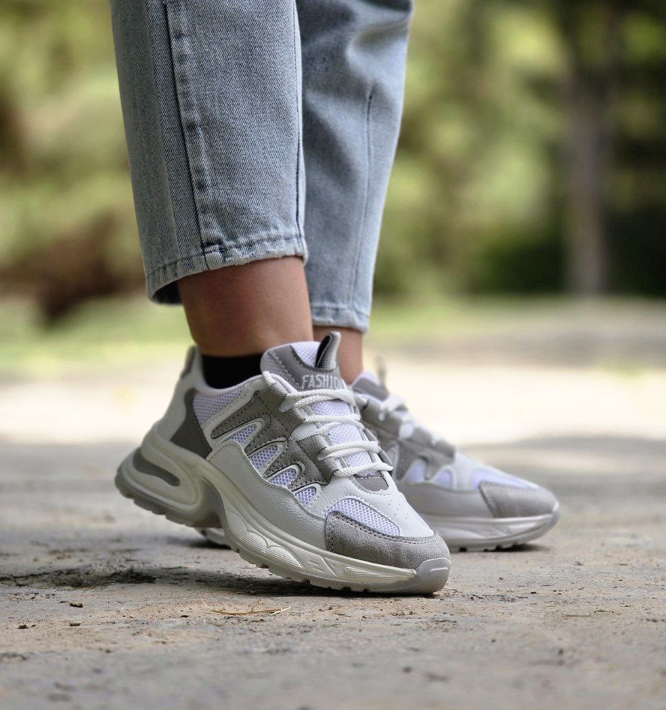 حراج بی نظیر کفش کتونی اسپرت دخترانه و زنانه مدل فشیون مقاوم و جذاب رنگ  سفید کرم با ارسال رایگان