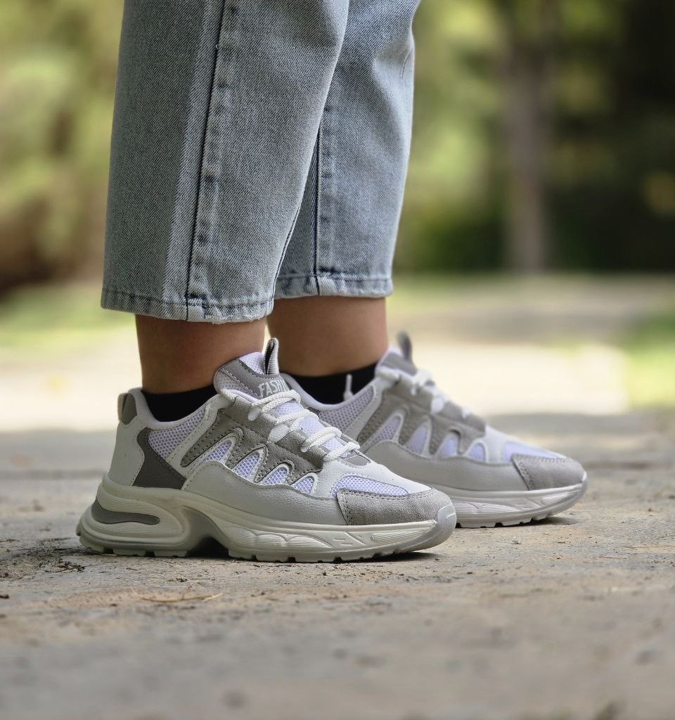 حراج بی نظیر کفش کتونی اسپرت دخترانه و زنانه مدل فشیون مقاوم و جذاب رنگ  سفید کرم با ارسال رایگان