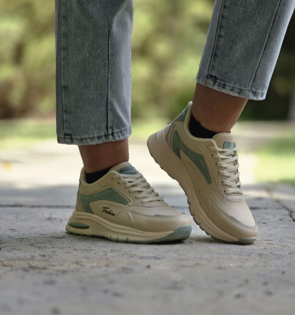 حراج پرفروش کفش کتونی اسپرت دخترانه و زنانه مدل فشیون با کیفیت رنگ مشکی زیره سفید با ارسال رایگان