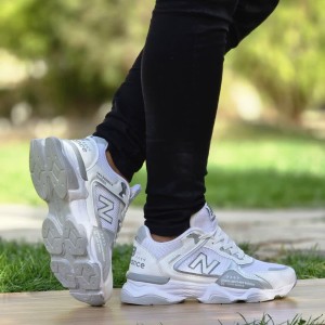 تخفیفف ویژه کفش کتونی  اسپرت مدل نیوبالانس مردانه پسرانه رنگ سفیدطوسی زیره نرم مناسب استفاده روزمره با کد ۵۲۳۹ با ارسال رایگان
