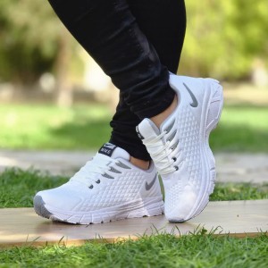 تخفیف ویژه  کفش کتونی  پسرانه مردانه مدل نایک جدید و پر فروش رنگ سفید نایک طوسی  زیره نرم مناسب روزمره  با کد ۵۲۴۰ با ارسال رایگان
