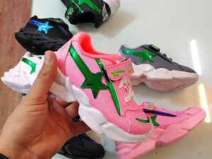 حراج کفش اسپرت بچگانه یندی ویژه عید رویایی و بی نقص
