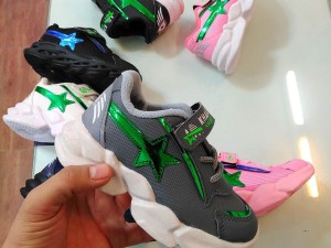 حراج کفش اسپرت بچگانه ویژه عید  ایده ال و عاالی