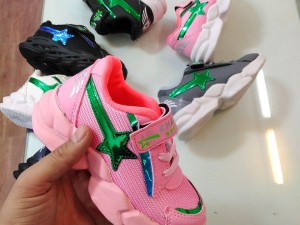 حراج کفش اسپرت بچگانه ویژه عید کاربردی و خاص