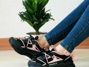 حراج کتونی دخترانه مدل FENDI سایز 37 کد 400 بی نظیر