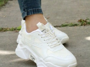 حراج استثنایی کتونی  دخترانه  مدل فشیون رنگ سفید و جذاب با کیفیت