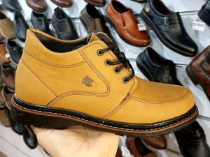 تخفیف ویژه این هفته  نیم بوت مردانه از پا خور خفن جذابش نگم برات،خردلی   رنگ  قیمت  فقط فقط 198000 تومان