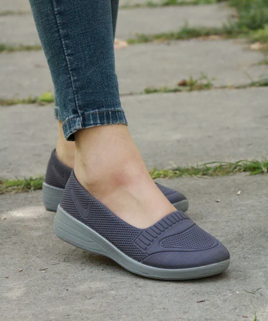 حراج کفش راحتی زنانه دخترانه شیک  رنگ طوسی مدرن و جدید