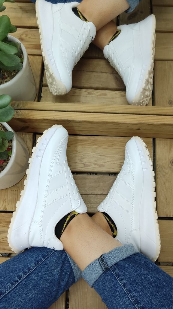 حراج استثنایی کتونی  اسپرت دخترانه  زنانه مدل جدید ونس  فشیون رنگ سفید زیره کرمی  با ارسال رایگان  کد4359