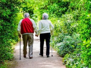 انتخاب کفش پیاده‌روی مناسب برای افراد مسن