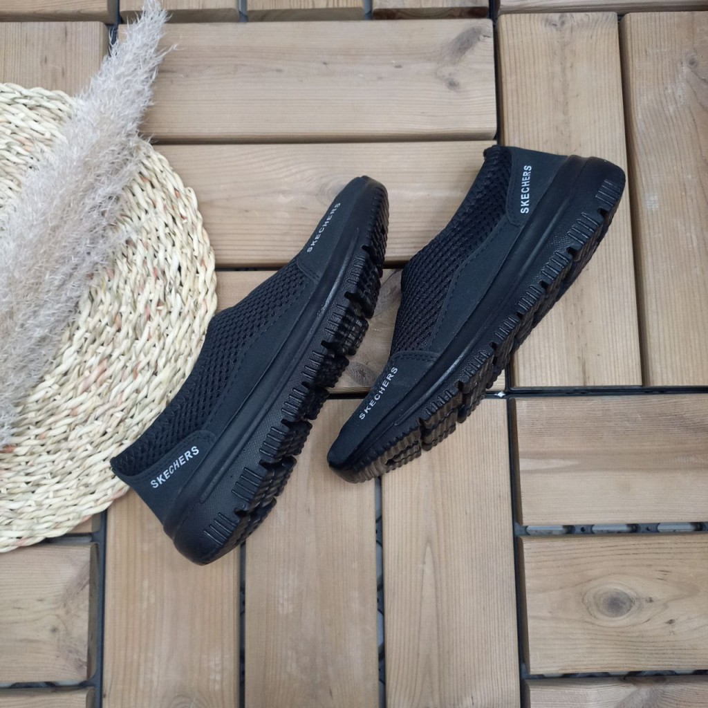 کفش کتونی اسپرت مدل اسکیچرز  زیره تزریق با کیفیت  عااالی مردانه پسرانه به رنگ مشکی با ارسال رایگان کد 3399