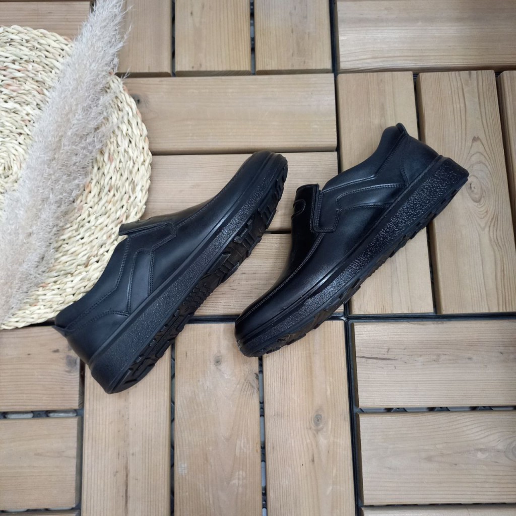 حراج استثنایی کفش  مردانه پسرانه مدل اسکیچرز با کیفیت بالا  رنگ مشکی تمام  با ارسال رایگان کد 3608