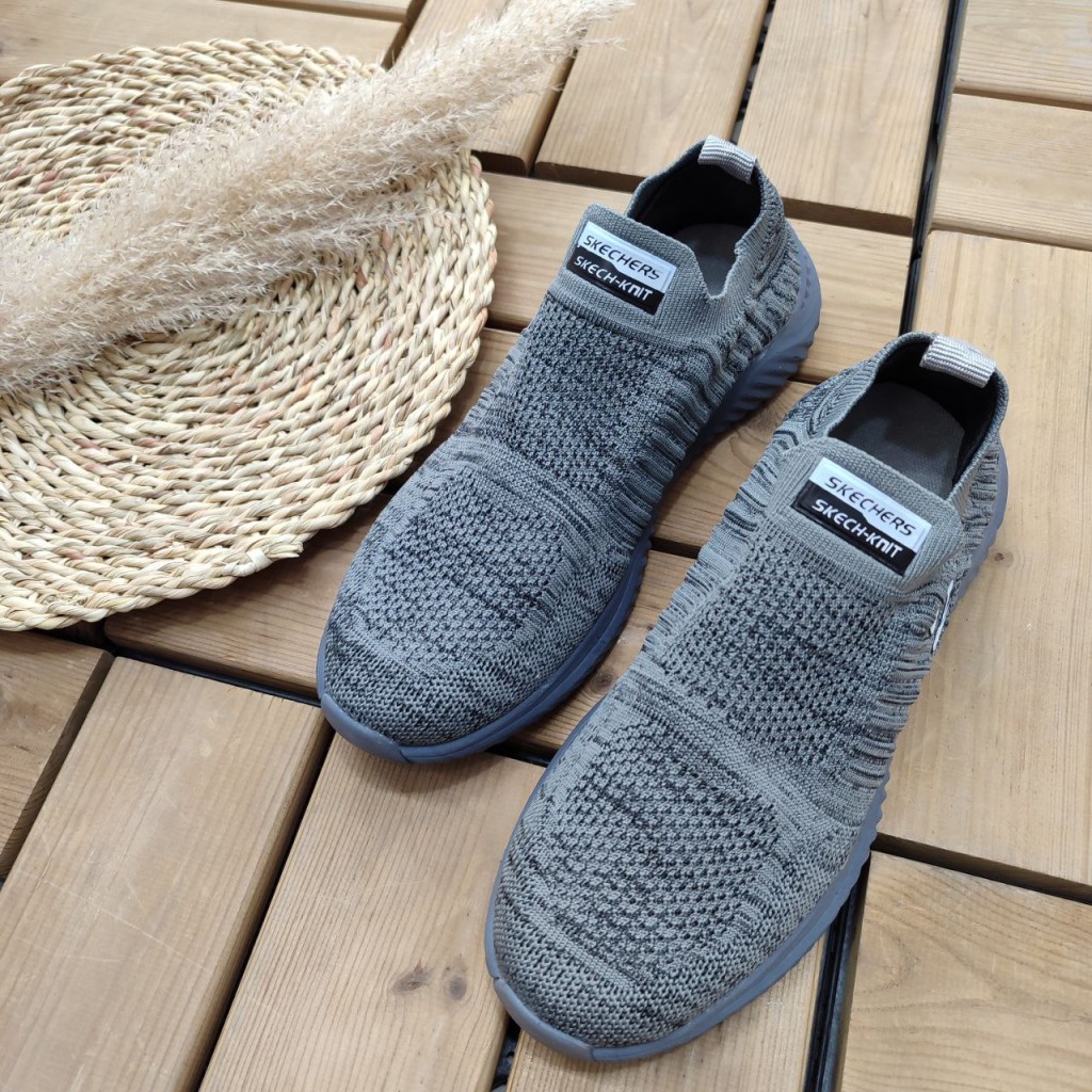 کفش کتونی اسپرت مردانه پسرانه مدل اسکیچرز  نرم و با کیفیت  رنگ مشکی مشکی زیره سفید با ارسال رایگان 3198